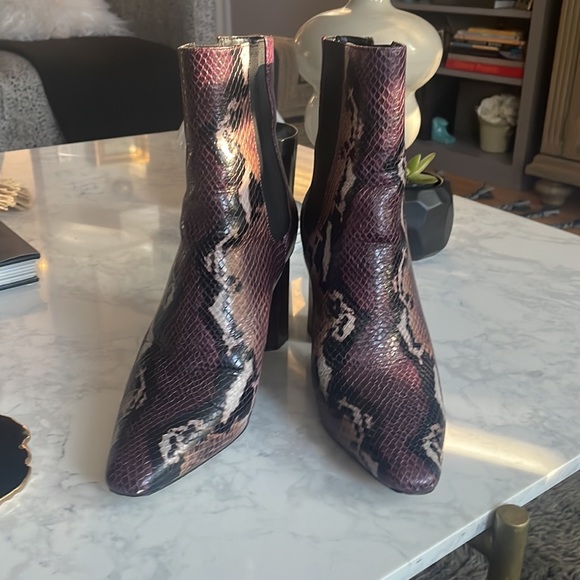 Donald J Pliner Lailia2 booties sz 7 - Picture 2 of 5